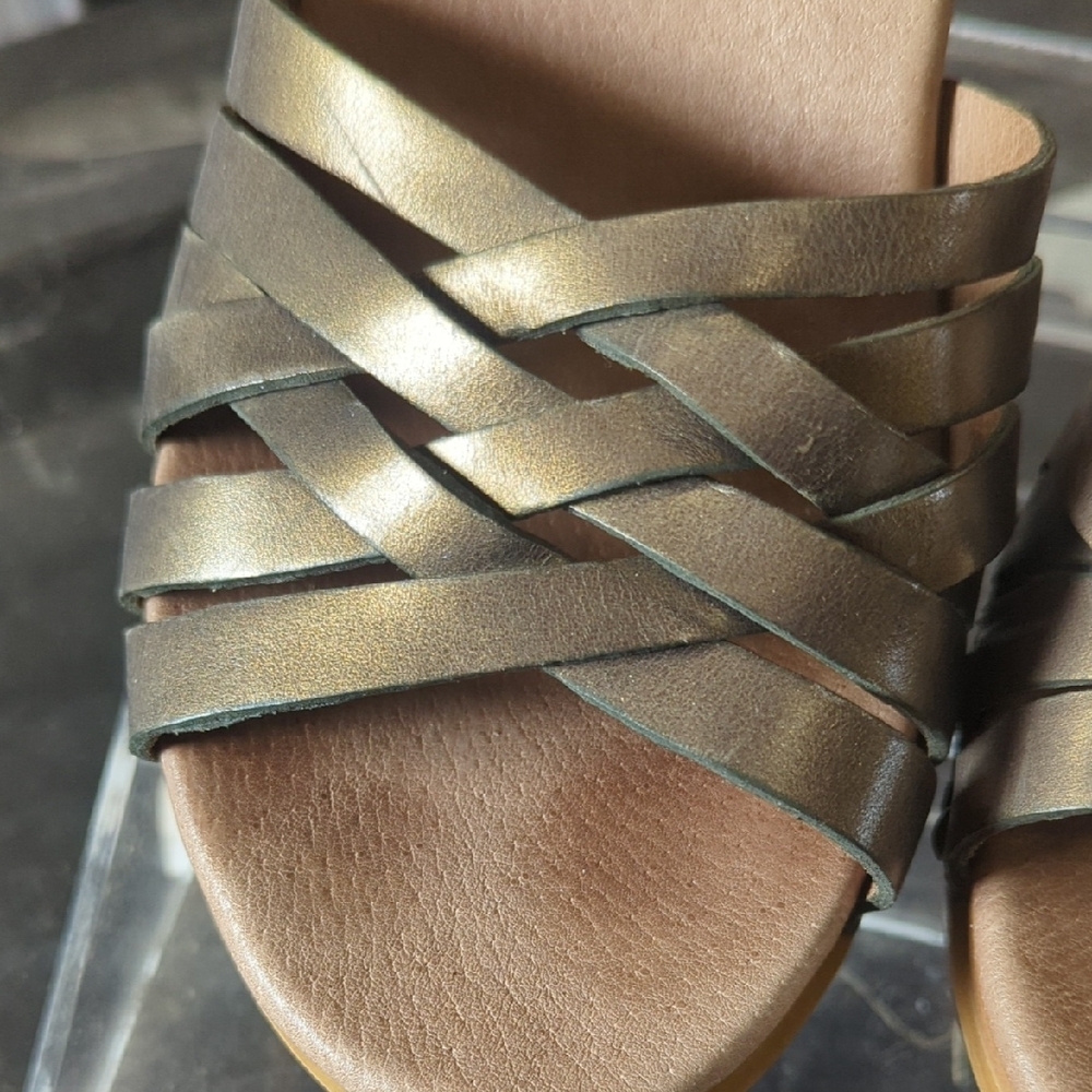 ✨ Dansko Dawson Bronze Metallic Woven Leather Sandals ✨ - Picture 5 of 6
